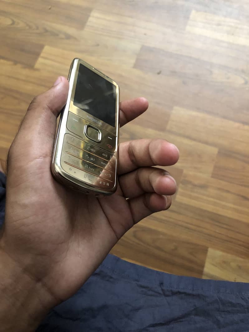 Nokia 6700 Gold Edition 5