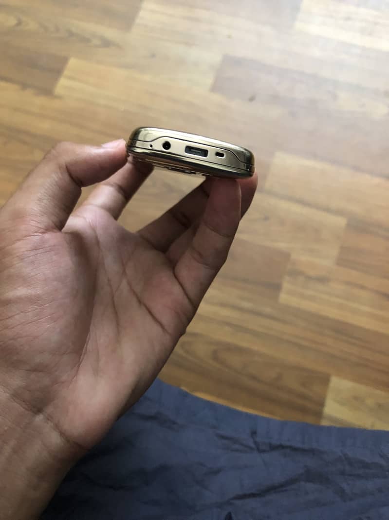 Nokia 6700 Gold Edition 7