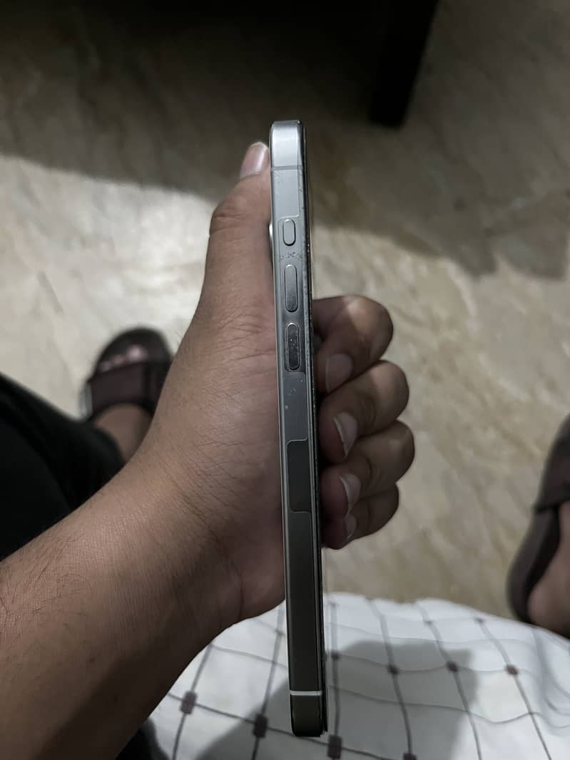 Apple iPhone 15 Pro Max 4