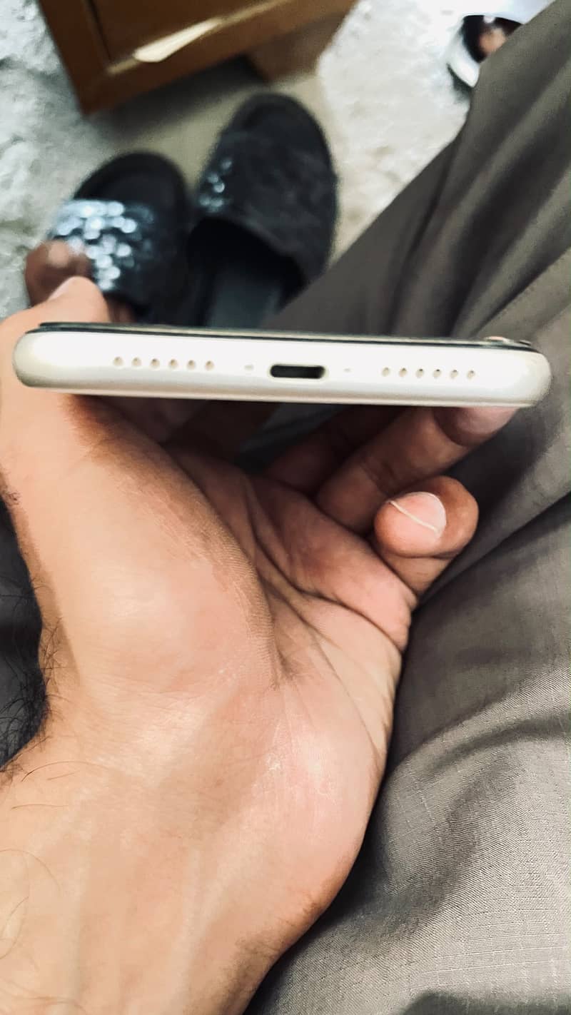Apple iPhone 11 4