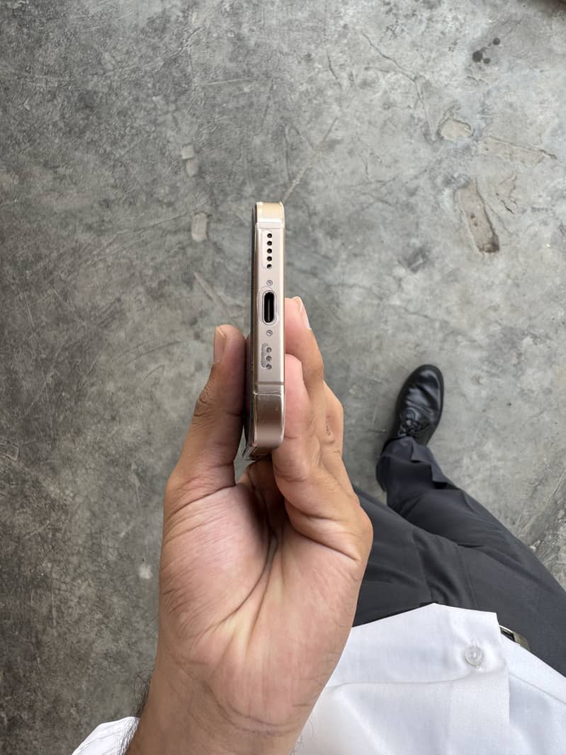 Apple iPhone 16 Pro 1