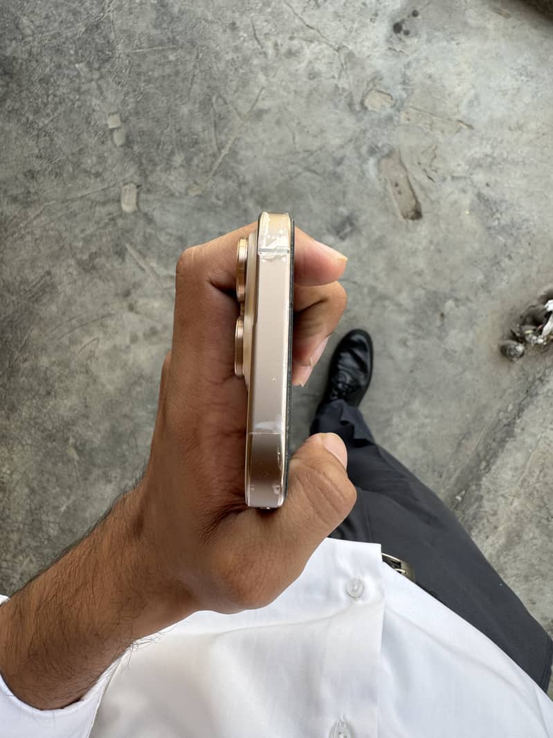 Apple iPhone 16 Pro 2