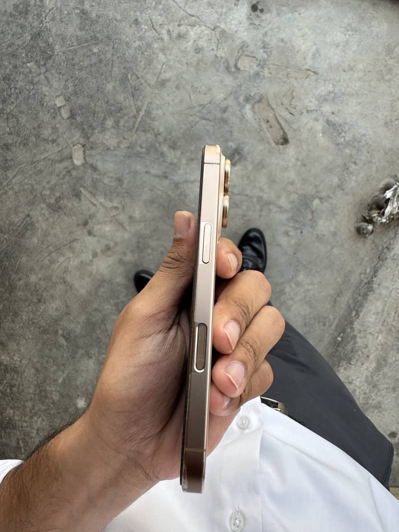 Apple iPhone 16 Pro 3