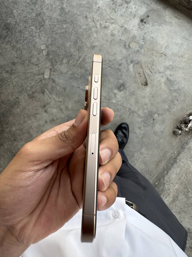 Apple iPhone 16 Pro 4