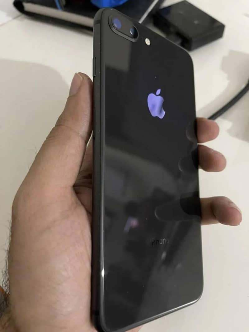Apple iPhone 8 Plus 1