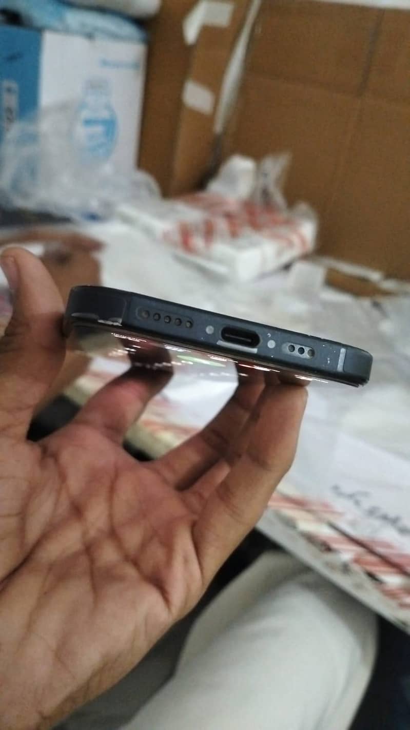 Apple iPhone 16 0