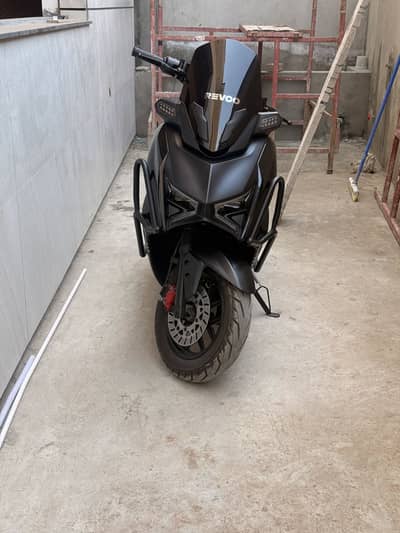 Revoo E52 Electric Scooty