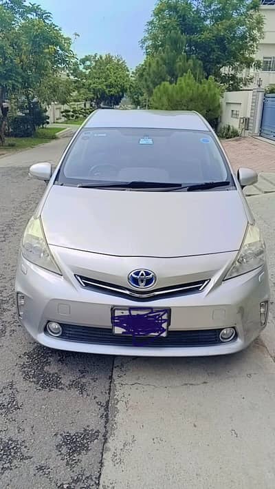 Toyota Prius Alpha 2013