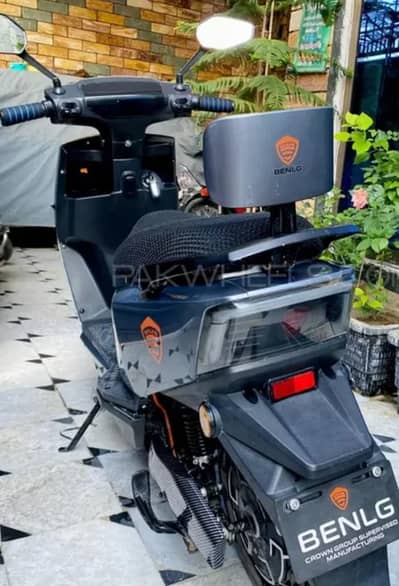 Benling Crown Electric Scooter 1200watt 12 tubeless tyre condition9/10