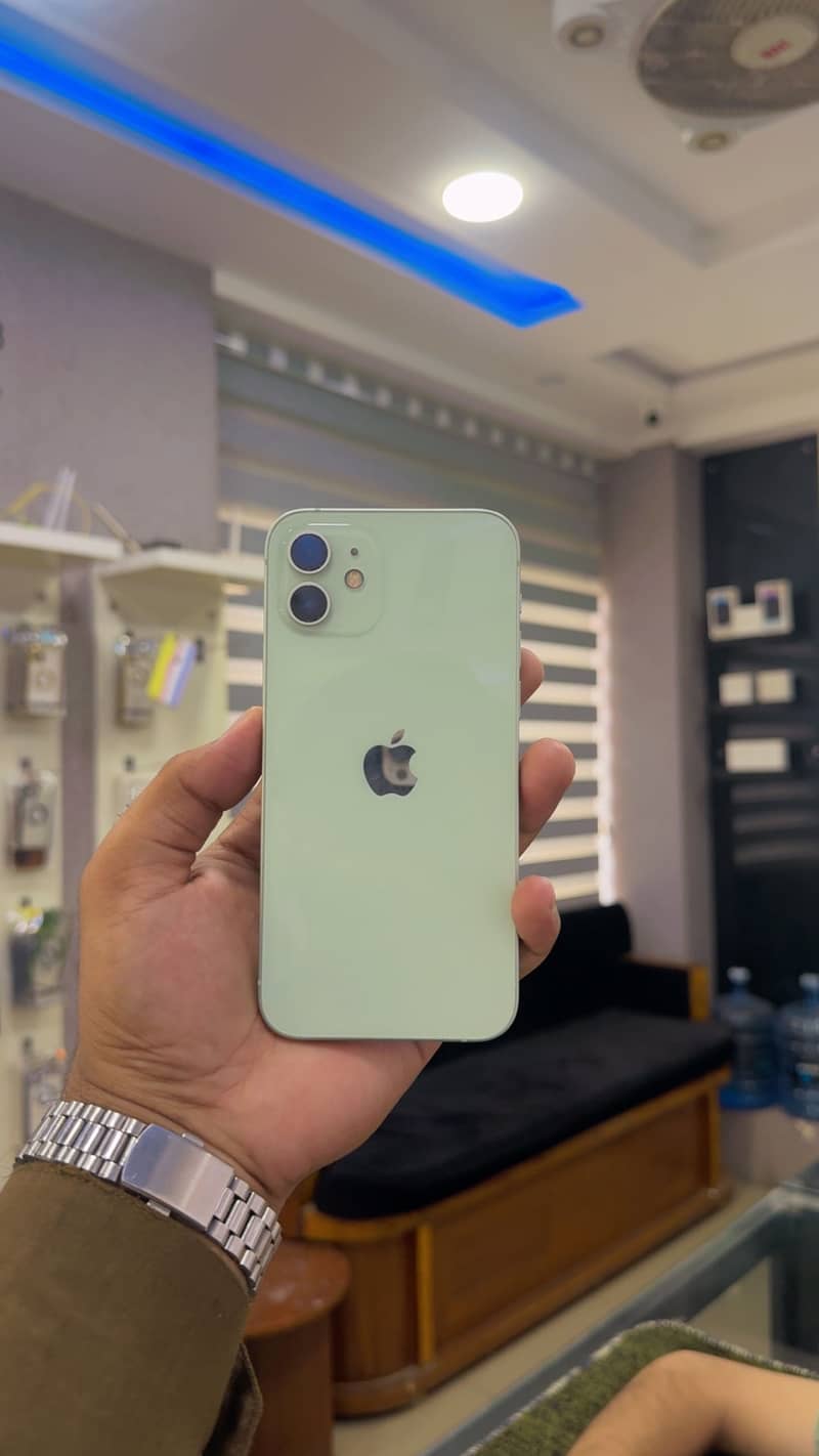 Apple iPhone 12 4
