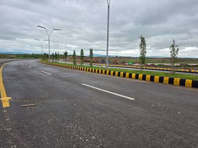 1 Kanal 50x90 plot for sale with huge green area