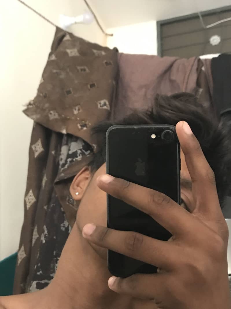 Apple iPhone 7 0