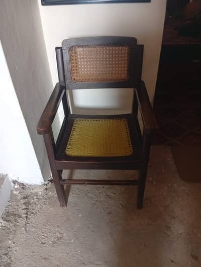 Table + Chairs for sale contact Wajid Ali 03018684980