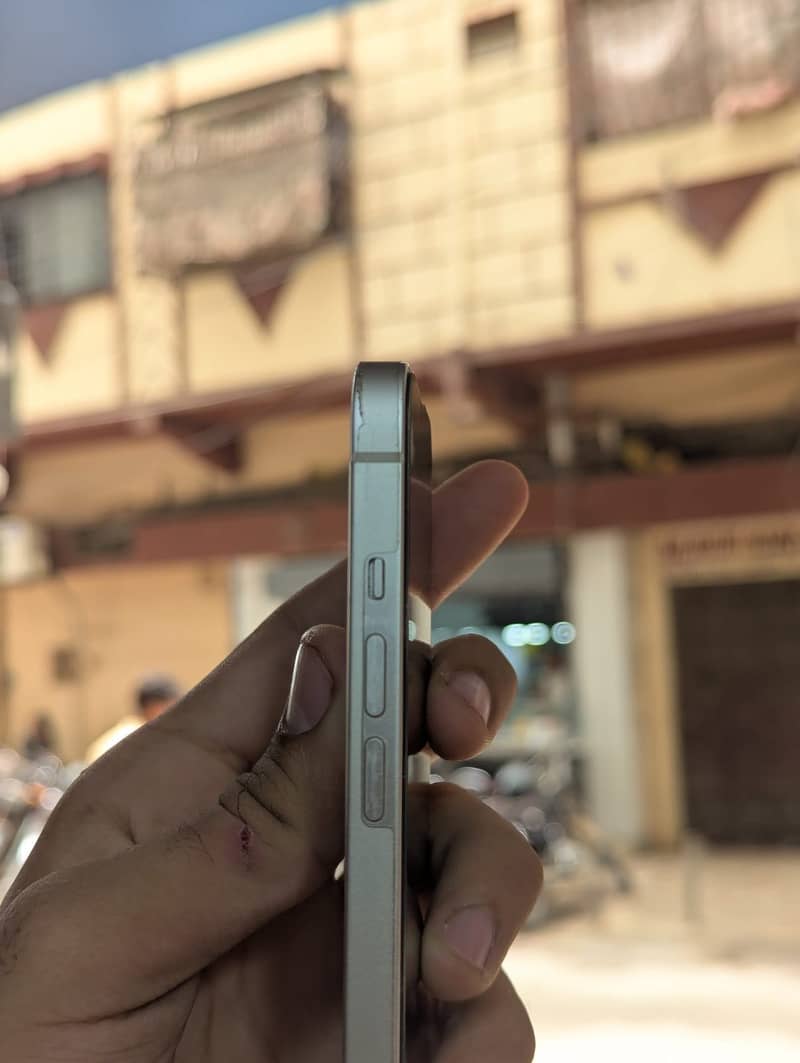 Apple iPhone 13 2