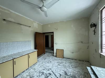 1 Kanal Upper Portion With 5 Bedrooms Near Emporium Mall JoharTown