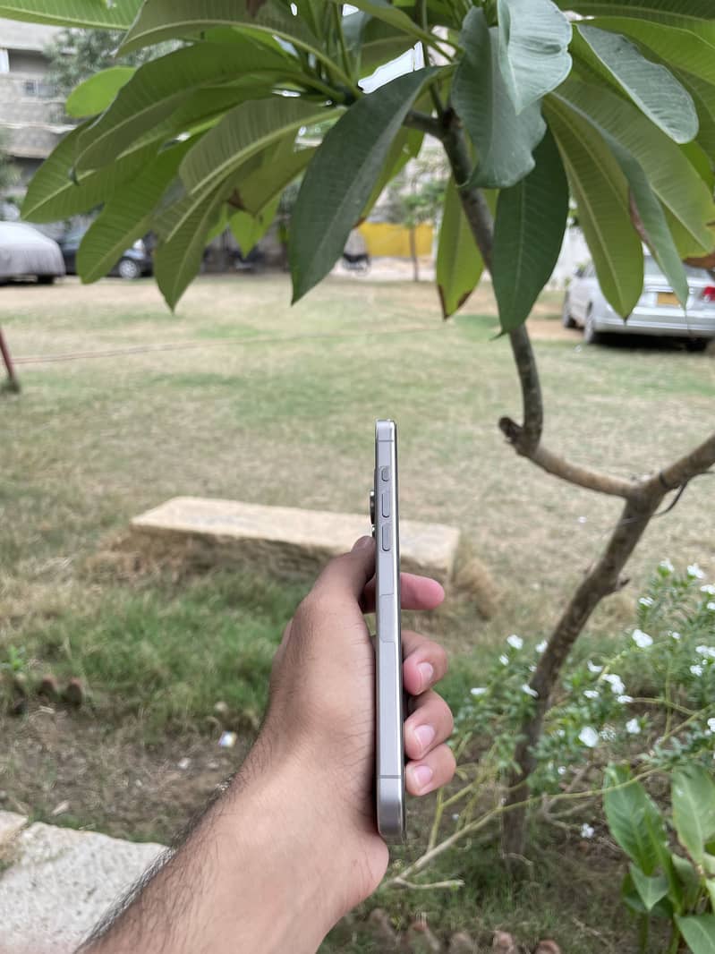 Apple iPhone 15 Pro Max 2