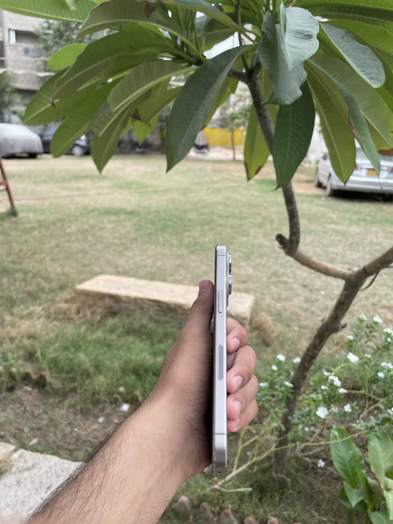 Apple iPhone 15 Pro Max 3