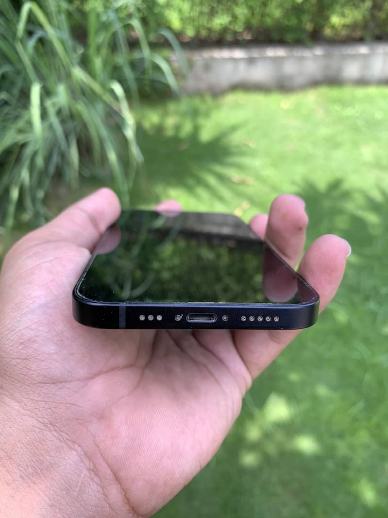 Apple iPhone 12 4