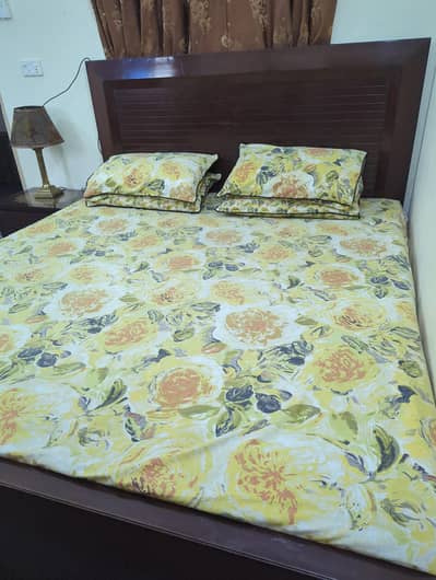 bed king size 2 side tables and dreeing table