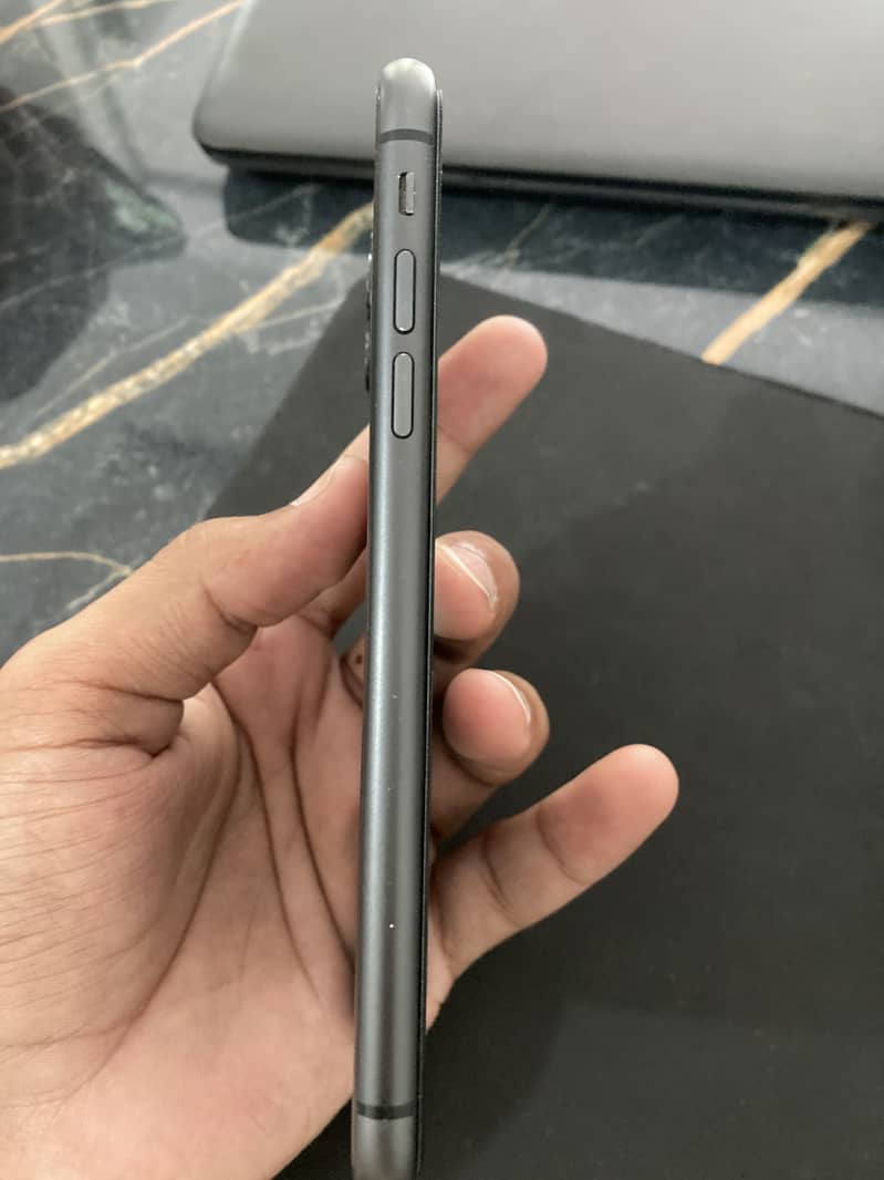 Apple iPhone 11 3