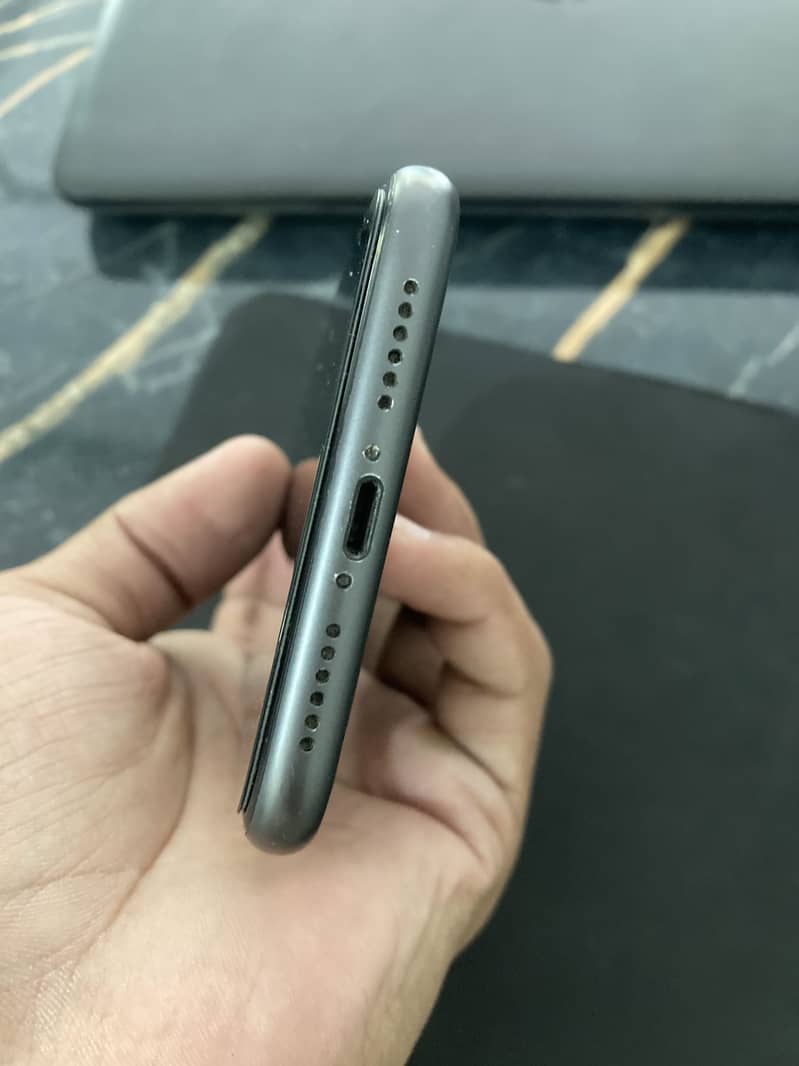 Apple iPhone 11 4