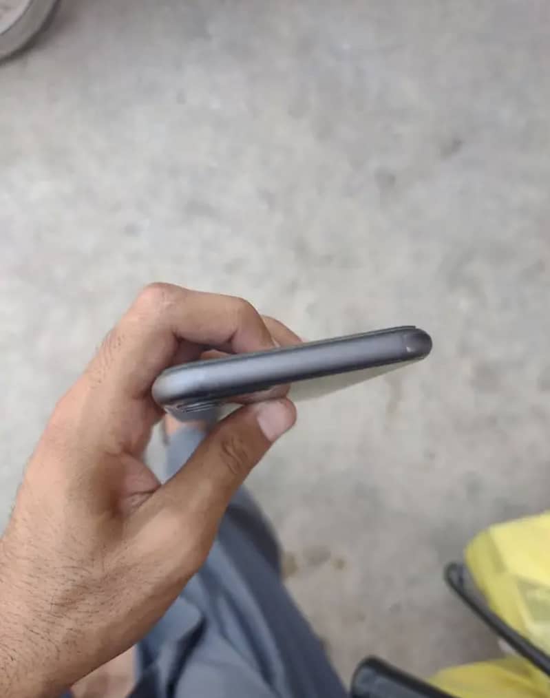 Apple iPhone 11 4
