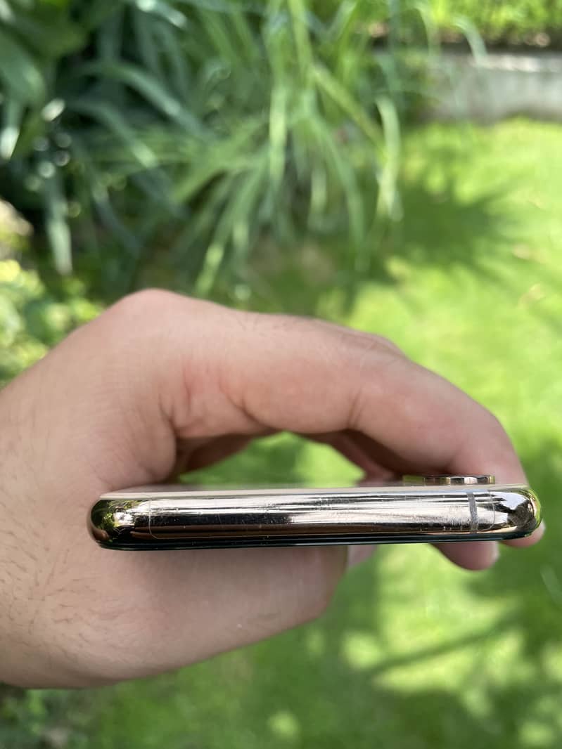 Apple iPhone XS 4