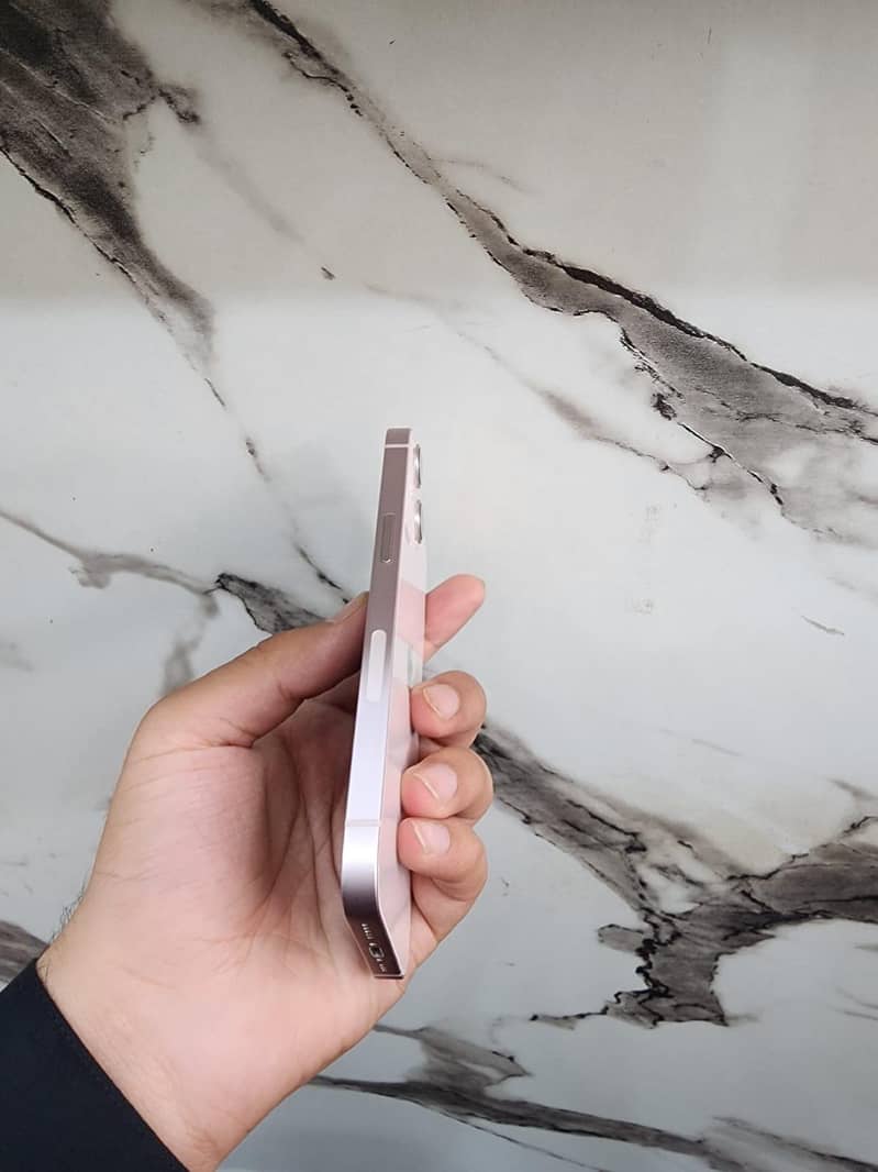 Apple iPhone 13 4