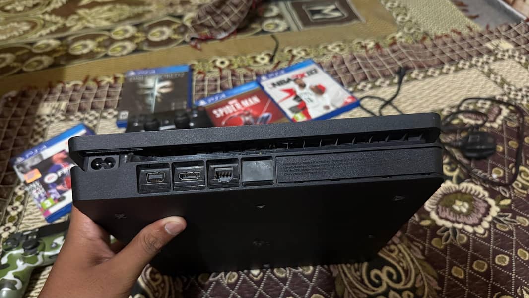 PS4 slim 1