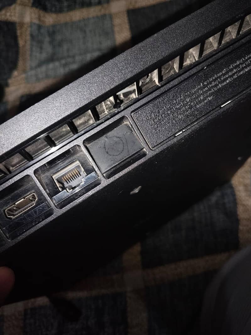 PS4 slim 4