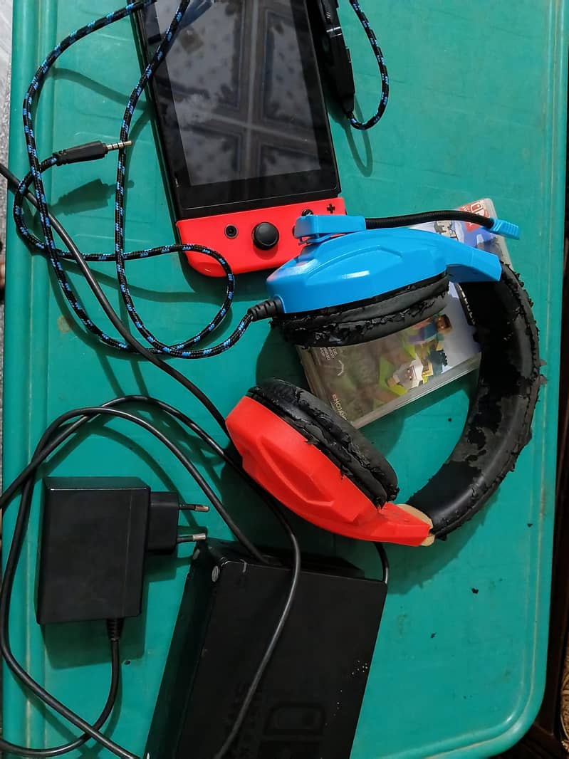 Nintendo Switch V2 Boxed Bundle with Minecraft 3