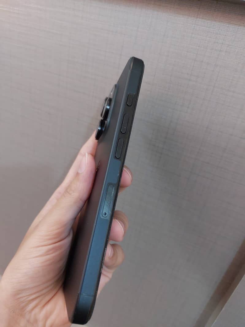 Apple iPhone 16 Pro 1