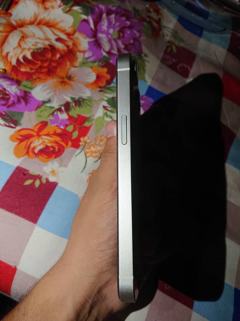Apple iPhone 14 4