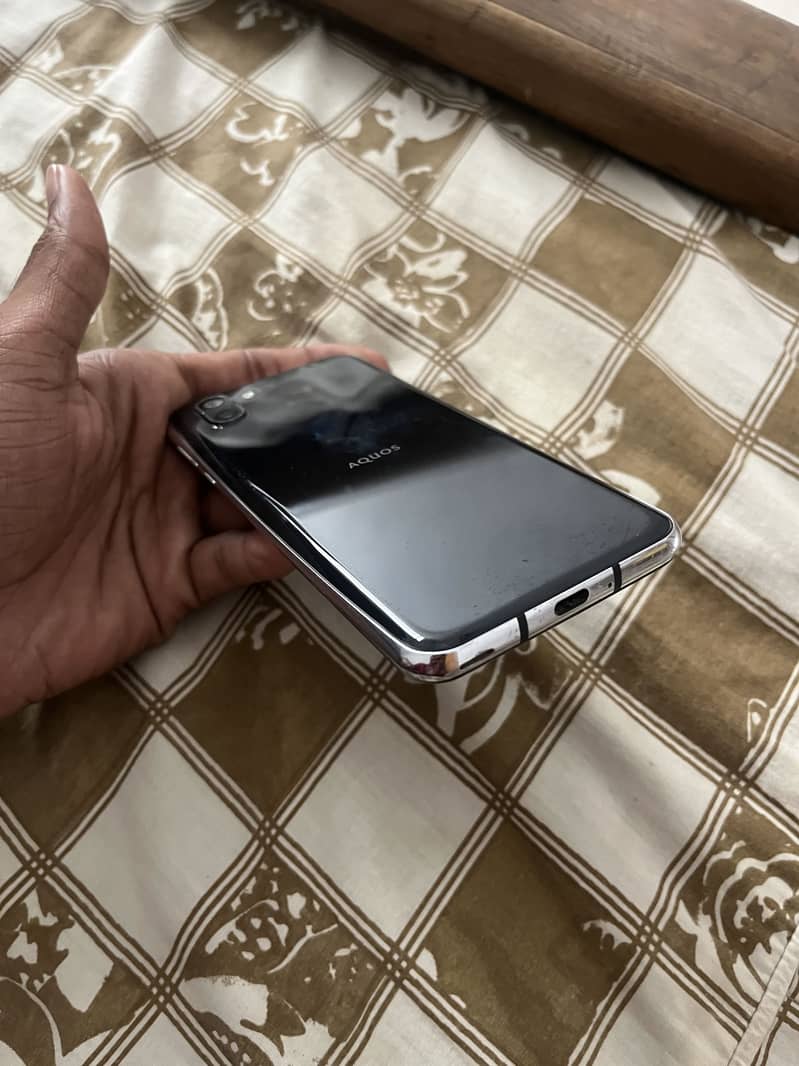 Sharp Aquos R2 1