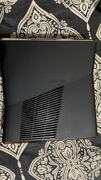 Xbox 360 slim 10/10 256 gb with a huge gaming collection
