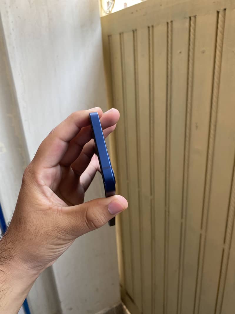Apple iPhone 12 4