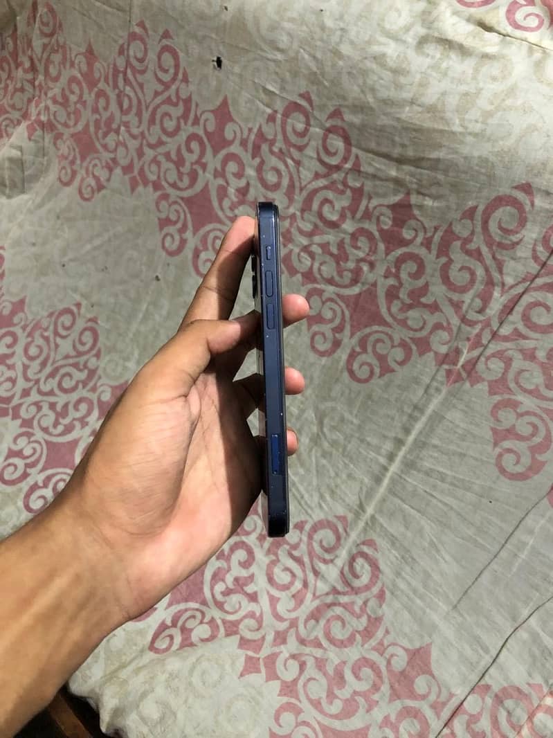 Apple iPhone 12 4