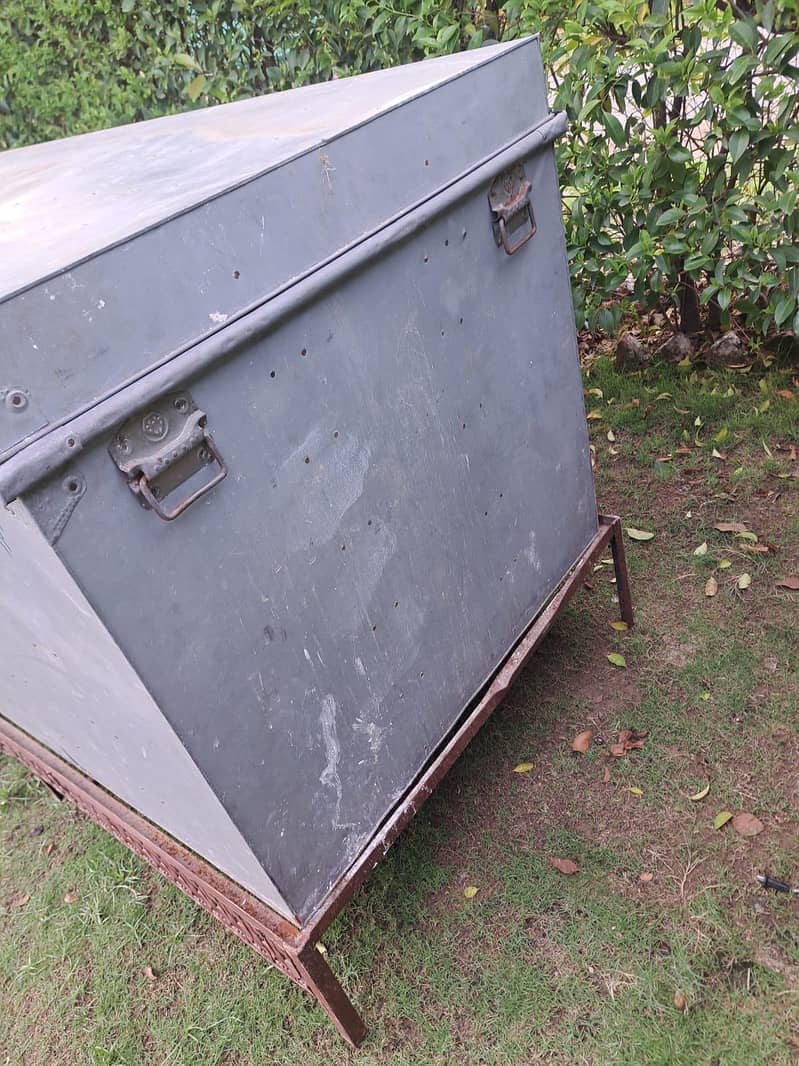 Trunk with stand 4