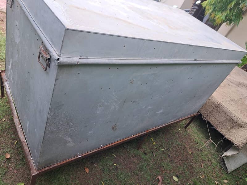 Trunk with stand 5