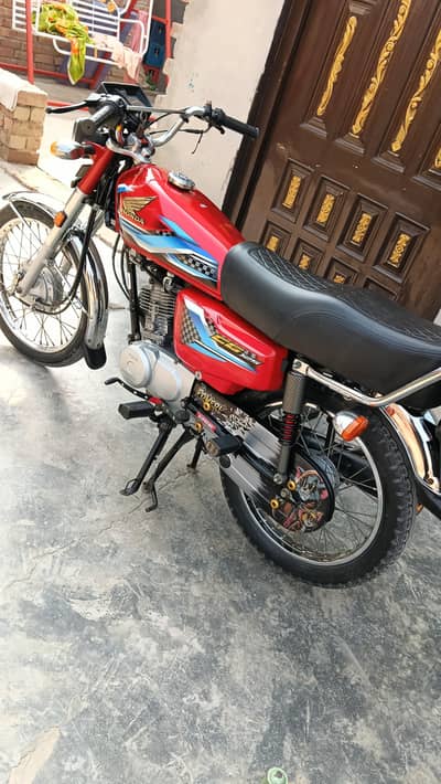 Honda CG 125  is up for urgent sell.  Model 2024 Honda maintained bike