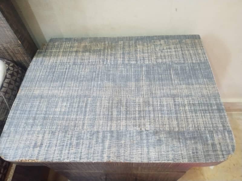 queen size bed with side table 2