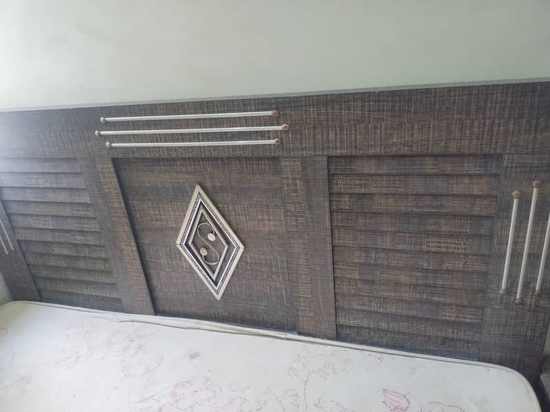 queen size bed with side table 7