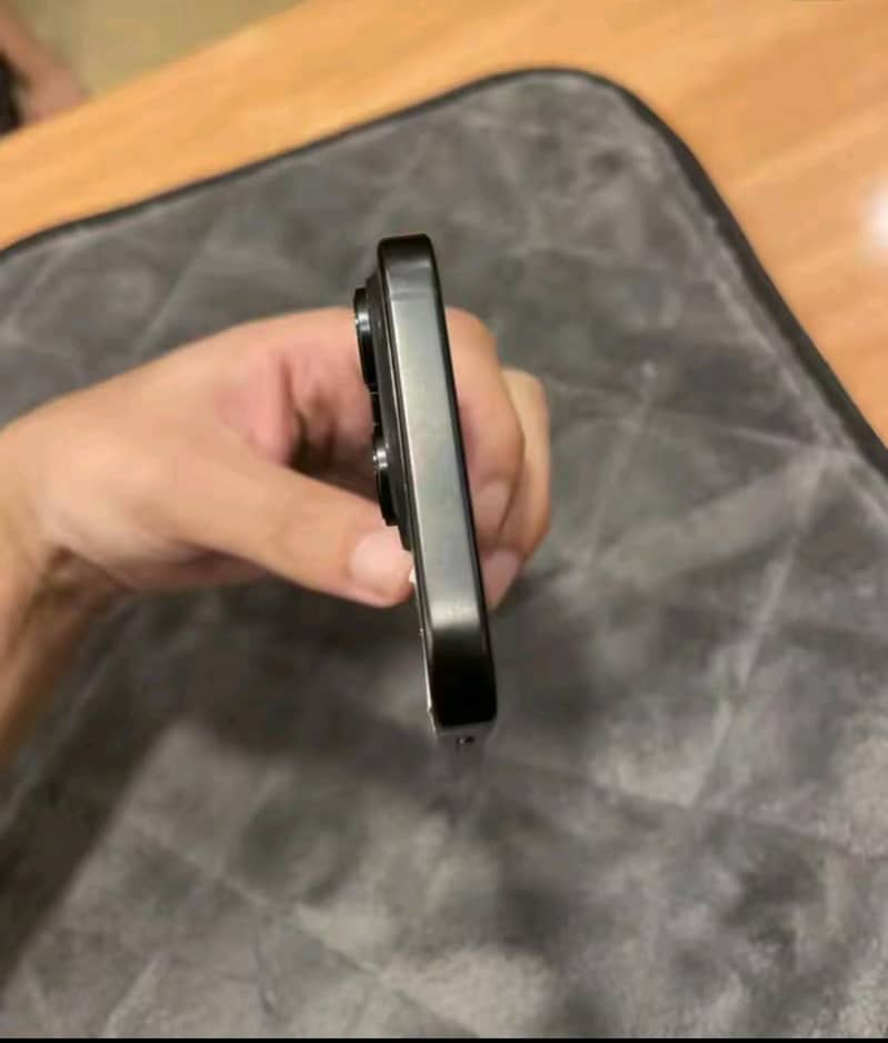 Apple iPhone 16 Pro 2