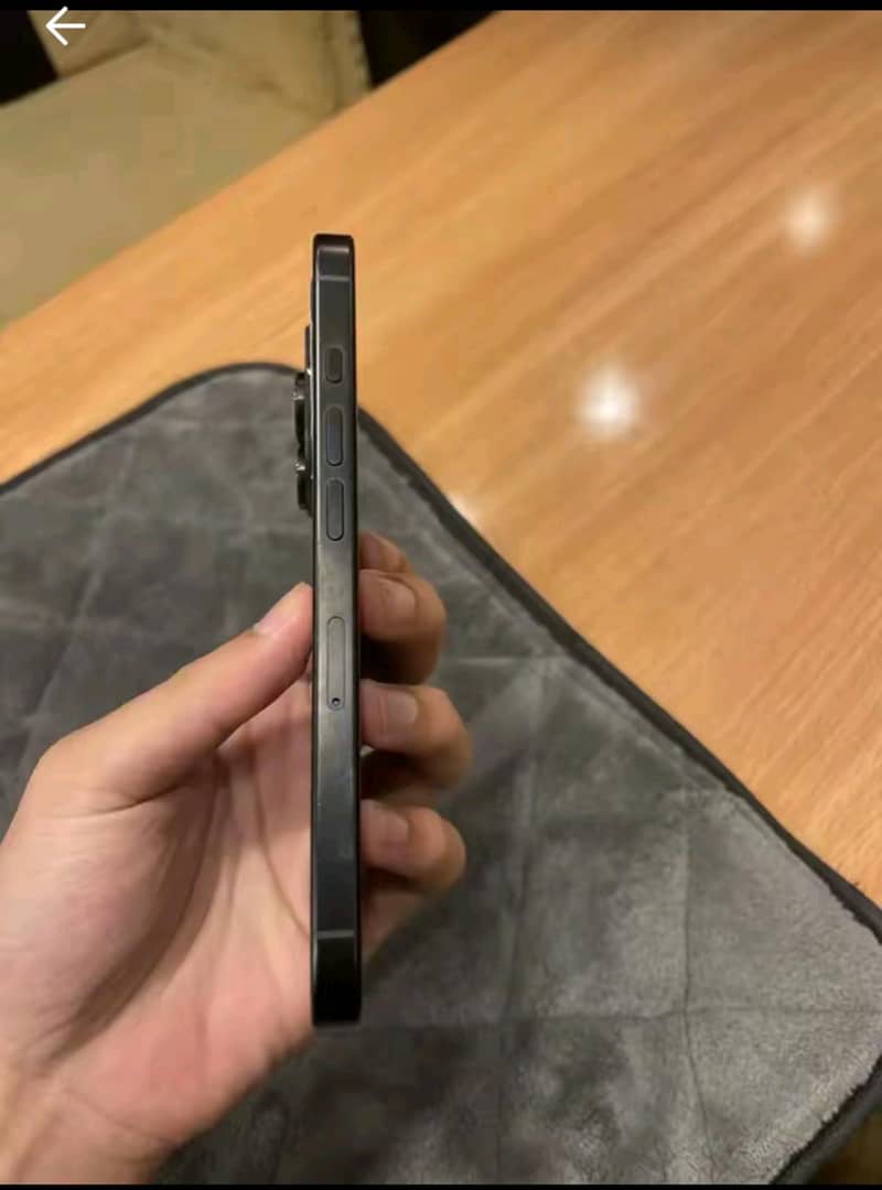 Apple iPhone 16 Pro 3
