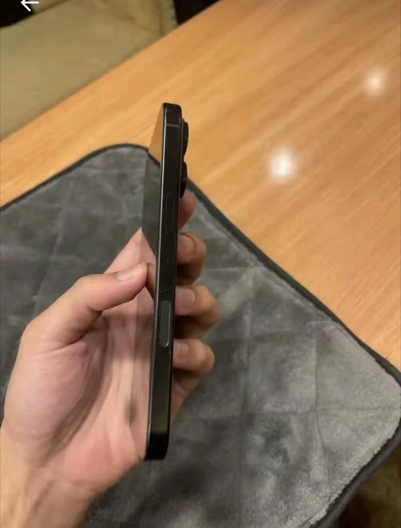 Apple iPhone 16 Pro 4