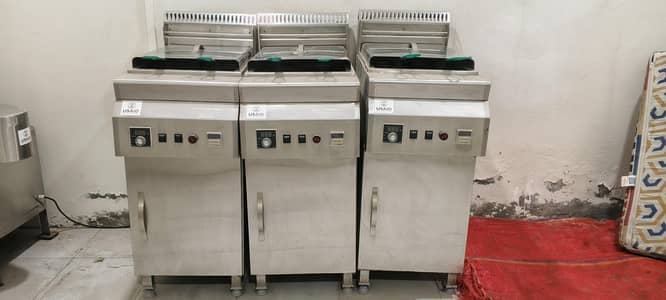 3 Fryers look like new zero time use