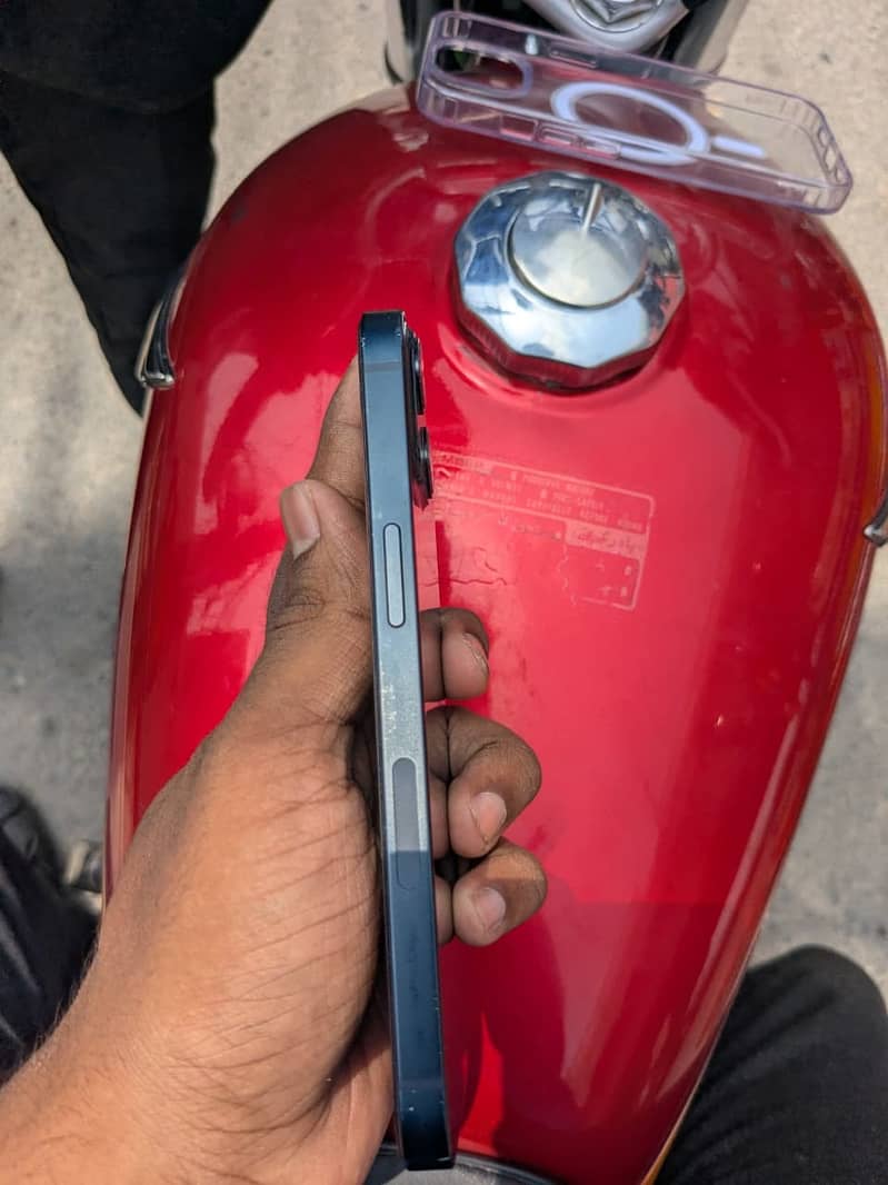 Apple iPhone 13 2