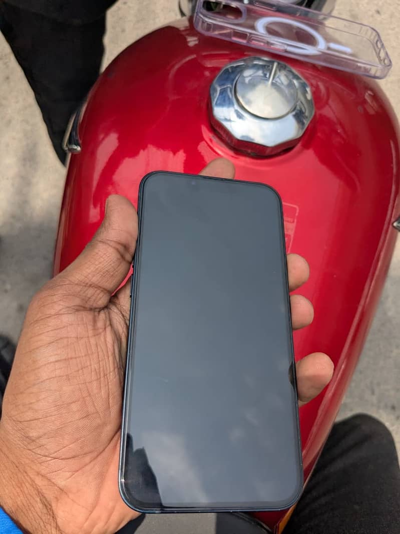 Apple iPhone 13 8