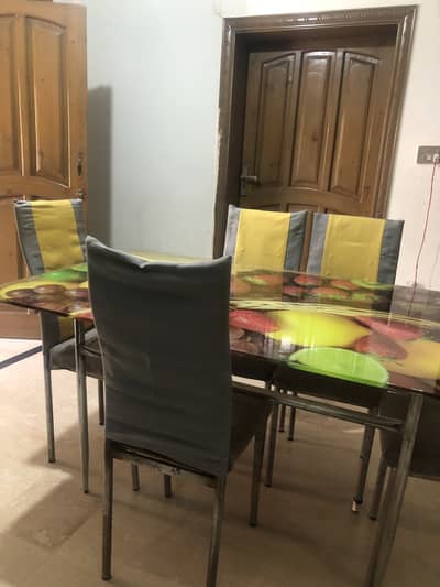 Dininig table for salee with 6 chairss