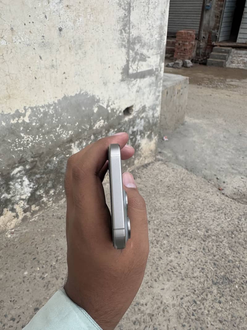 Apple iPhone 15 Pro Max 2